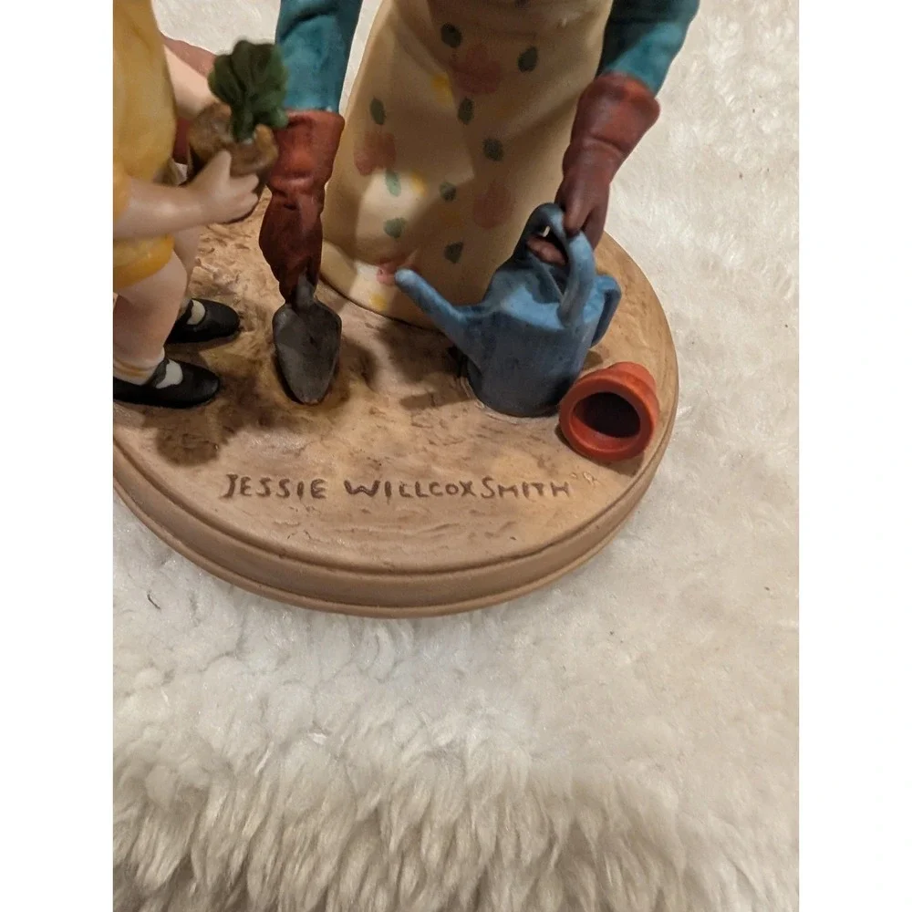 1986 Avon "Helping Mom" Figurine VTG Porcelain  Jessie Willcox Smith Mothers Day - Picture 2 of 6